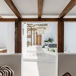 Semesterbostad Yria Traditional House