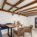 Semesterbostad Yria Traditional House