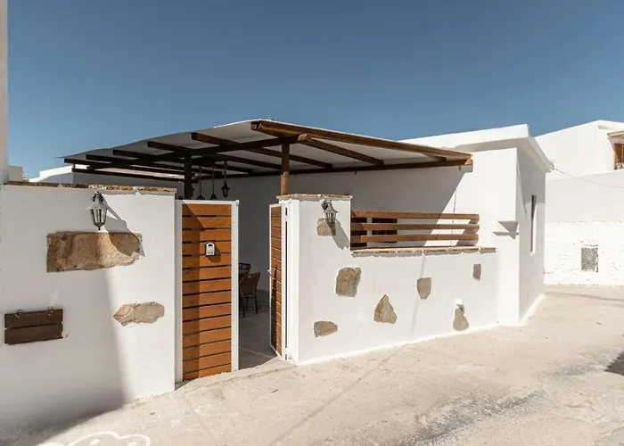 Yria Traditional House Βίβλος